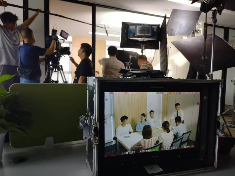 宁安市TVC拍摄公司：科技产品视觉化大师，诠释未来感与功能美学